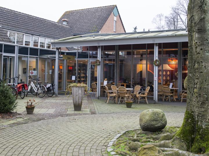 Kulturhus - Eper gemeentewoning, terras